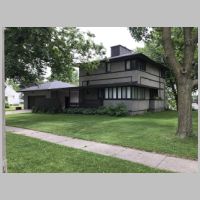 Delbert and Grace Meier House (1917) in Monona, Iowa, photo Jasonloper, Wikipedia.jpg